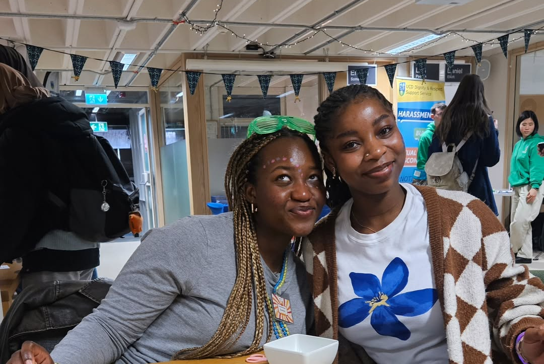 2 smiling students enjoying jewelry making at IncluzaPalooza